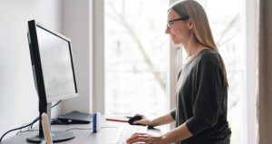 mujer teletrabajando con una posición adecuada