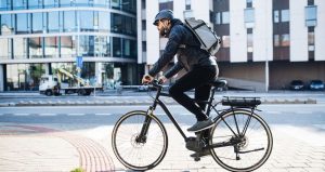 joven montando en bici por carril exclusivo para ellas