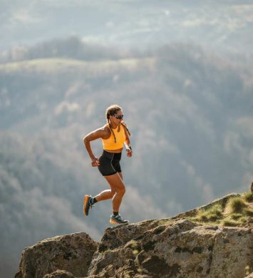 mujer haciendo deporte en la montaña