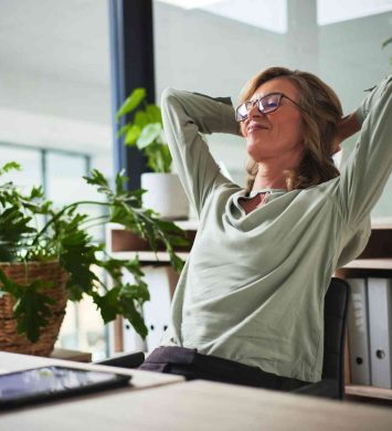 mujer contenta en su puesto de trabajo