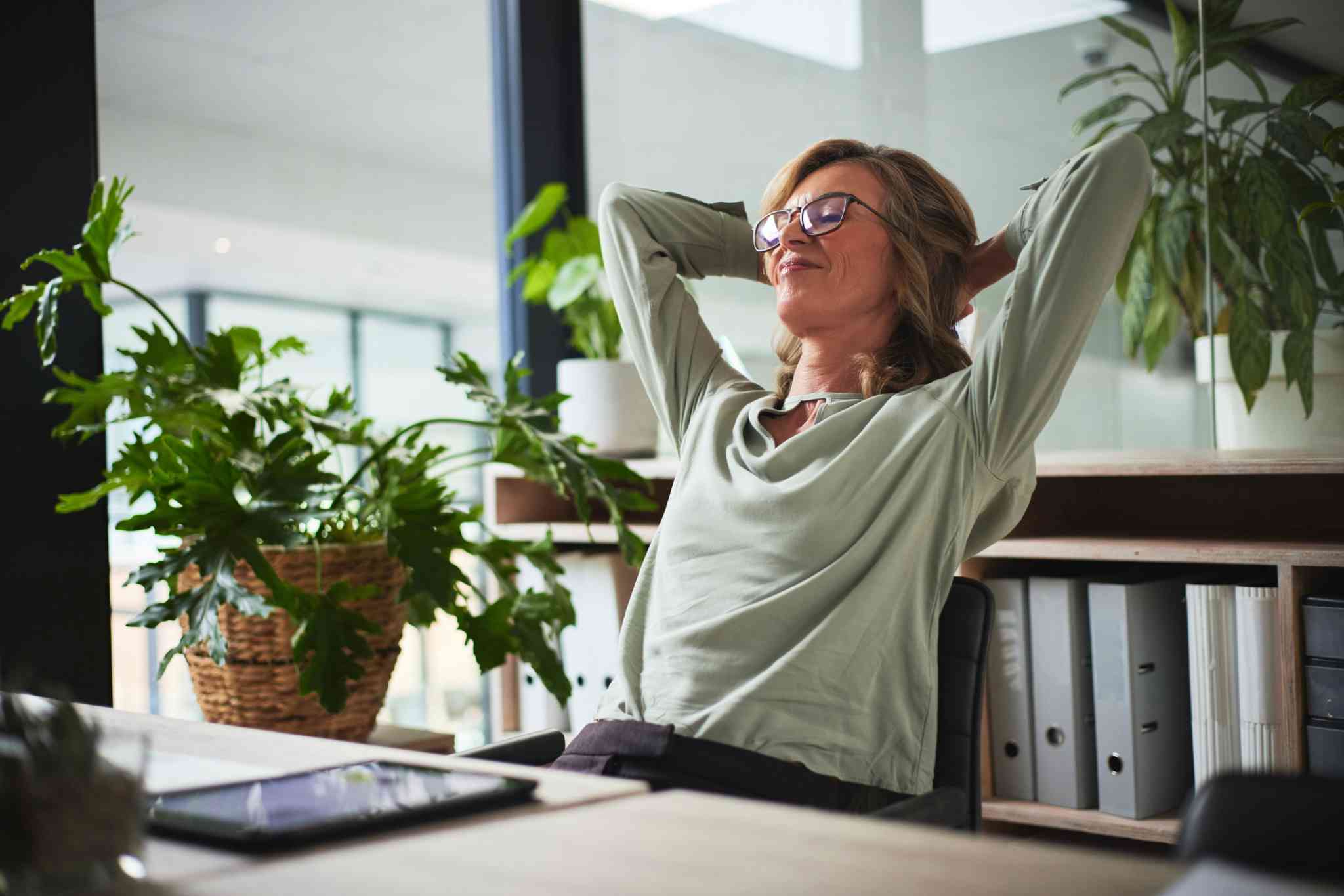 mujer contenta en su puesto de trabajo