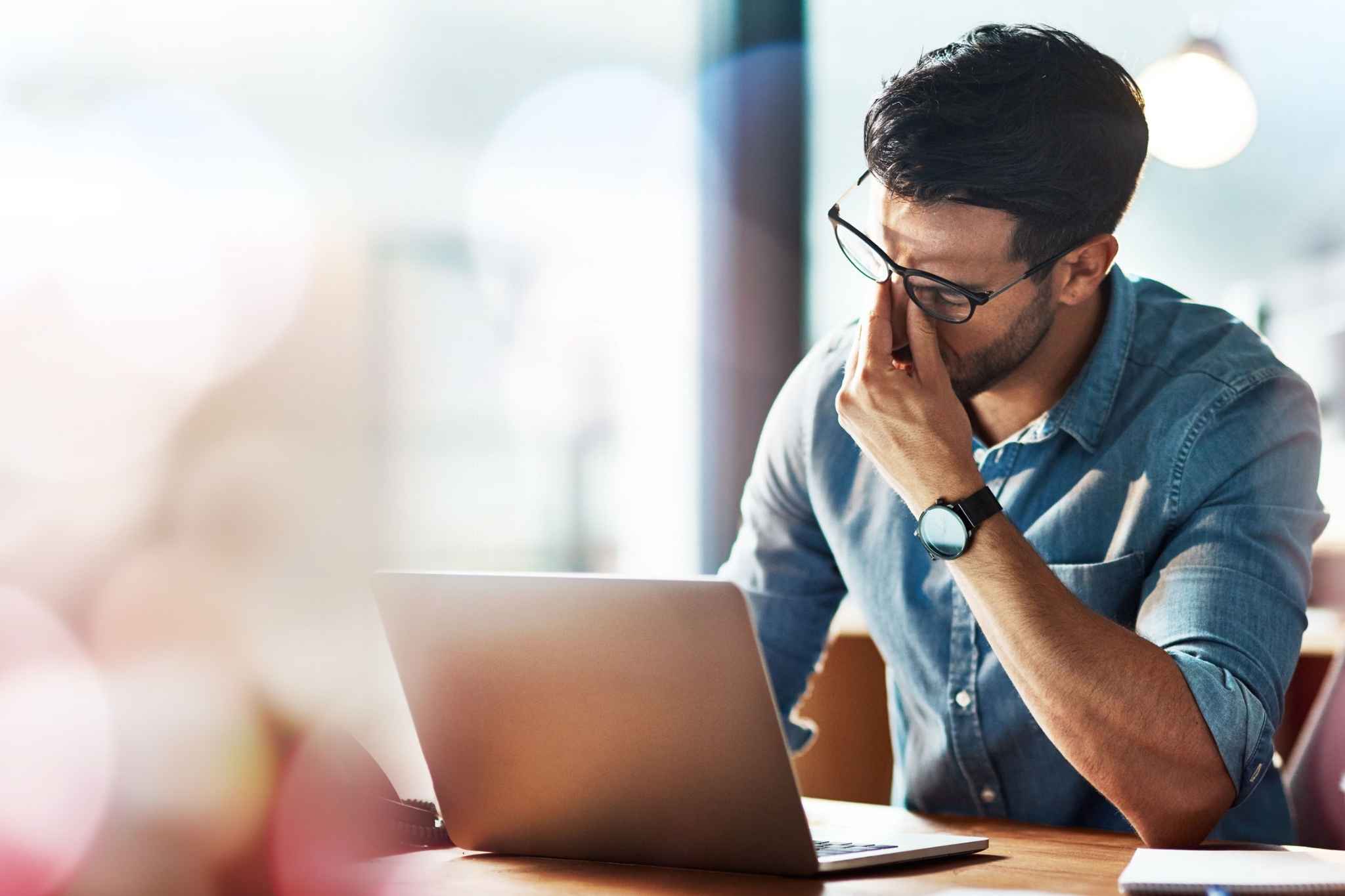 empleado en el escritorio de su oficina cansado