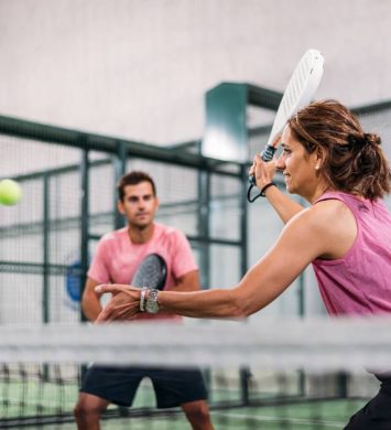 compañeros de trabajo jugando a padel