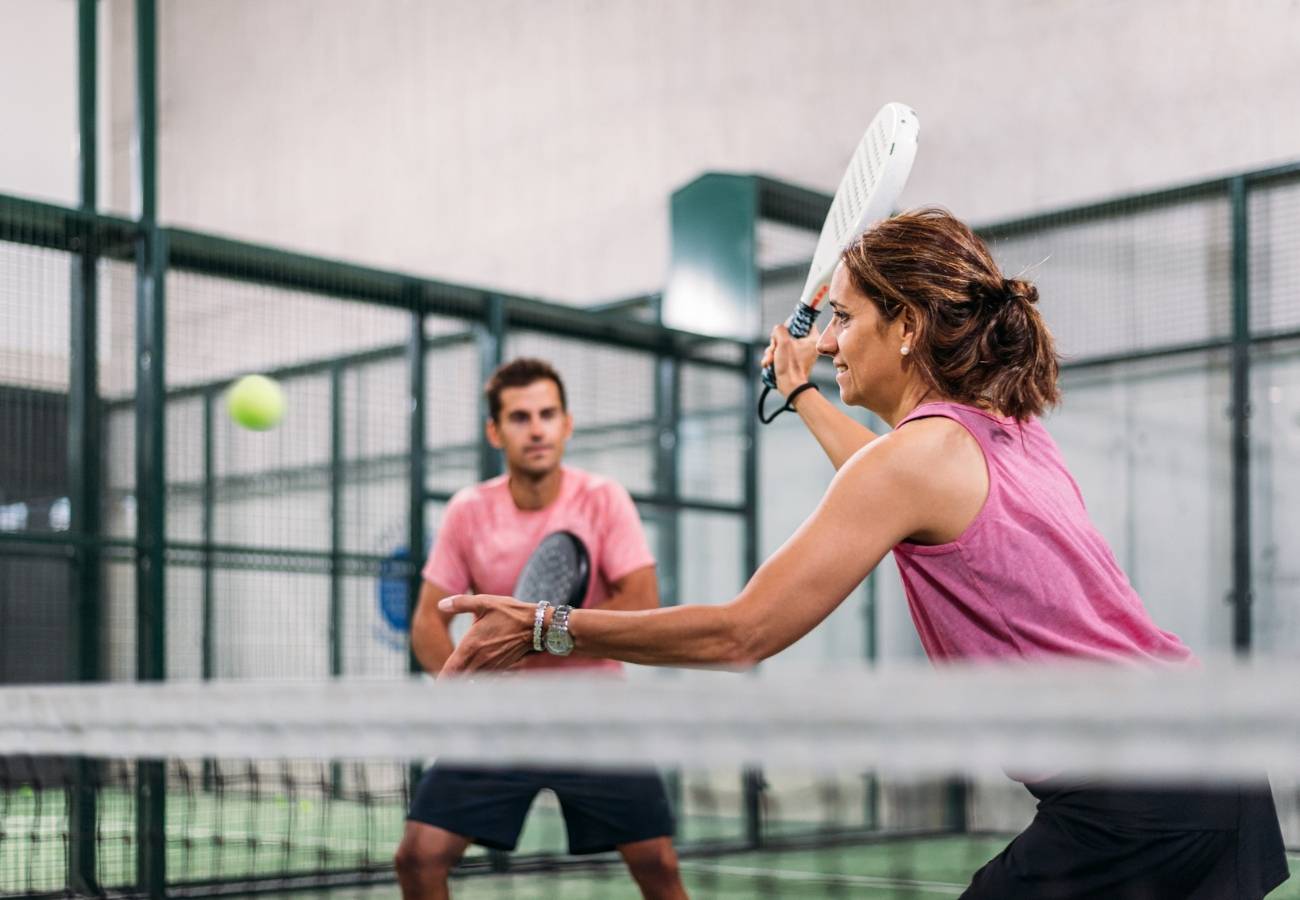 compañeros de trabajo jugando a padel